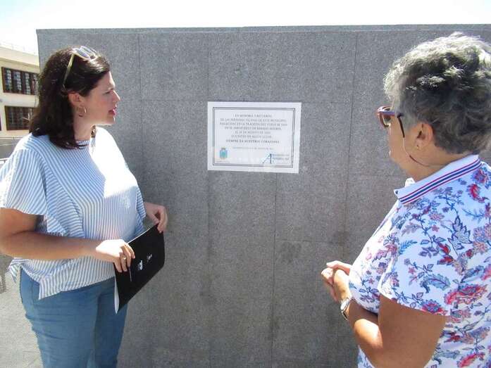 Descubrimiento de la placa (Foto TA)